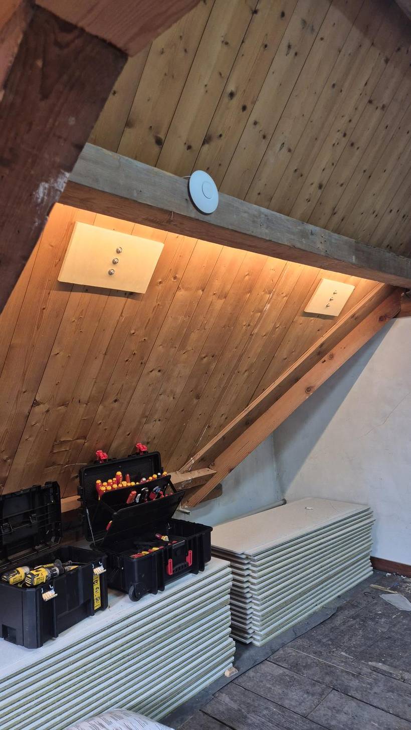 Verlichting en een accesspoint op dezelfde leiding meegenomen