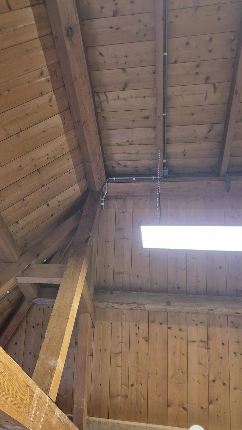 Leidingwerk in de nok, in één lijn met de constructie meegevoerd