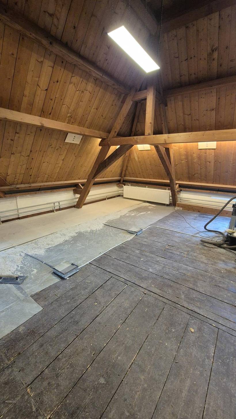 Een hangend paneel op de nok, aan kettingen onder de spanten door