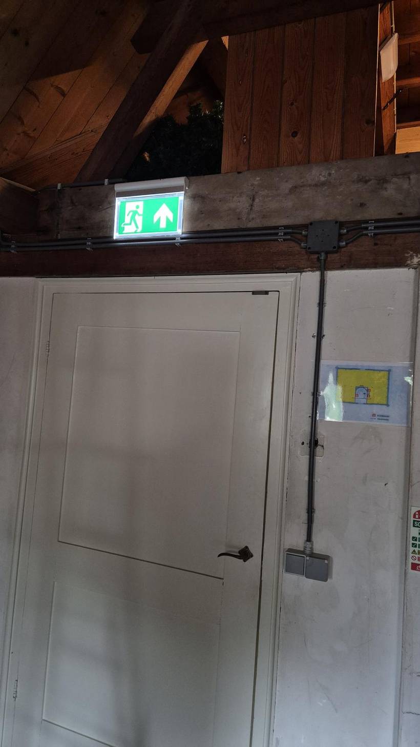 Vluchtrouteverlichting met de leidingen netjes langs de gording